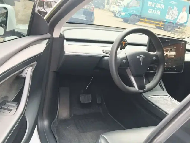 Tesla Model Y — Фото автомобиля 15