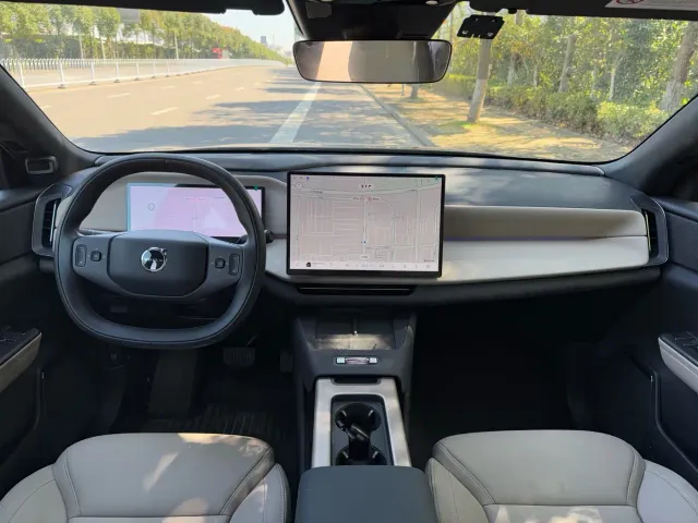 Volvo XC70 Plug-in Hybrid — Фото автомобиля 6