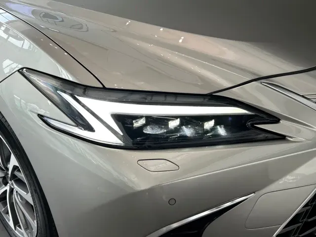 Lexus ES — Фото автомобиля 17