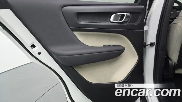 Volvo XC40 — Фото автомобиля 14