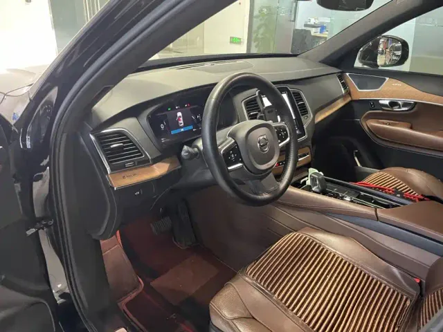 Volvo XC90 — Фото автомобиля 6