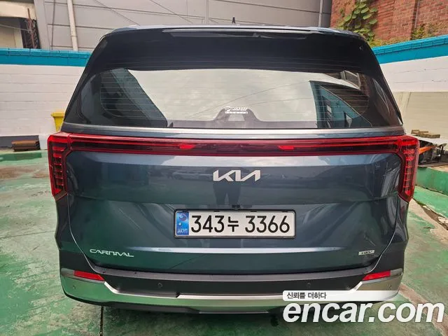 Kia Carnival Generation 4 — Фото автомобиля 4