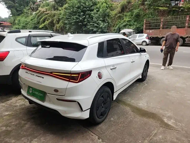 BYD e2 — Фото автомобиля 6