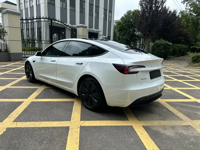 Tesla Model 3 — Фото автомобиля 5
