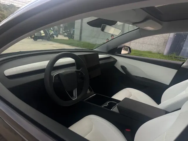 Tesla Model 3 — Фото автомобиля 16