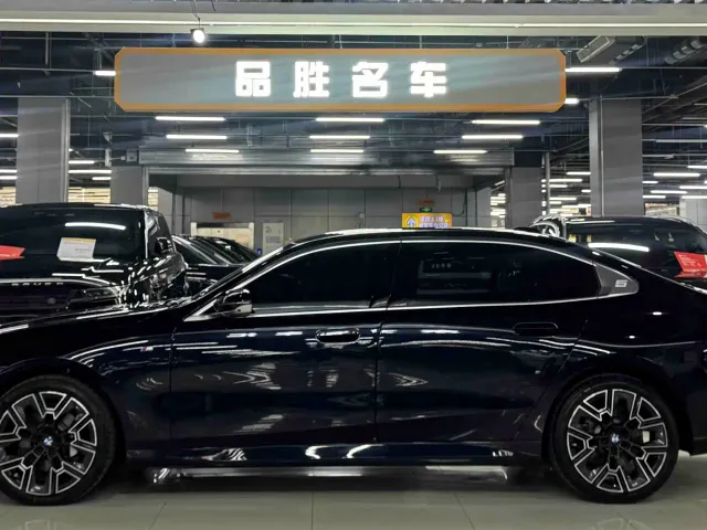BMW 5 Series — Фото автомобиля 3
