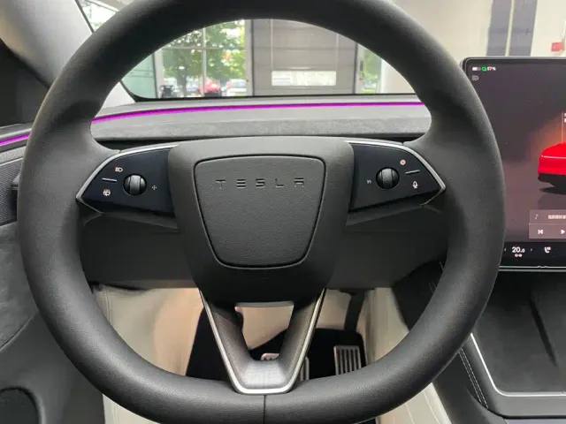 Tesla Model Y — Фото автомобиля 12