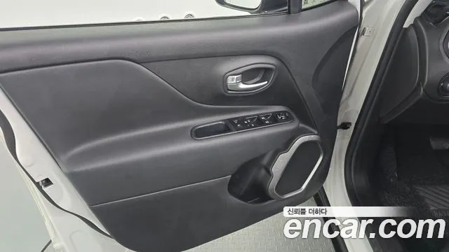 Jeep Renegade — Фото автомобиля 24