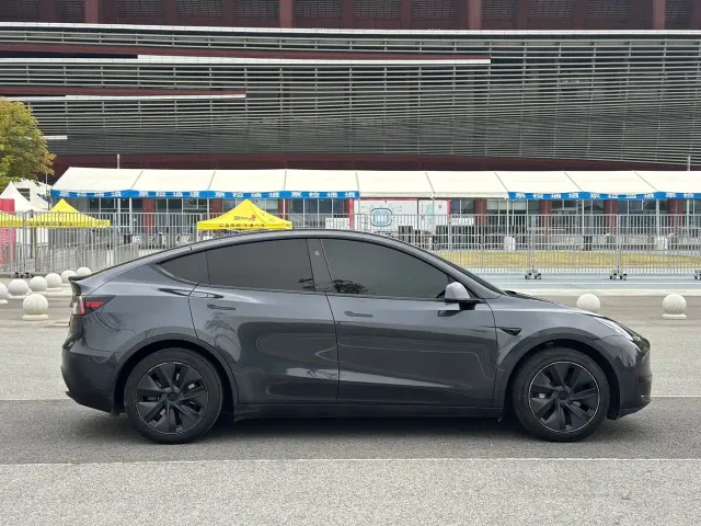 Tesla Model Y — Фото автомобиля 14