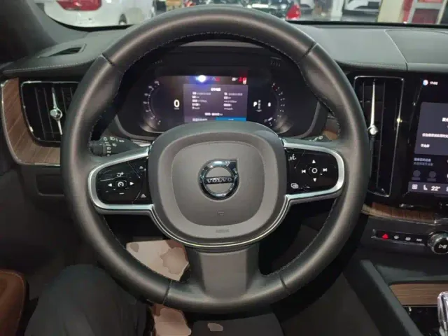 Volvo XC60 — Фото автомобиля 10