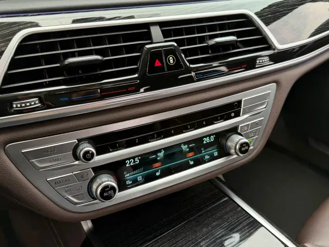 BMW 7 Series — Фото автомобиля 8