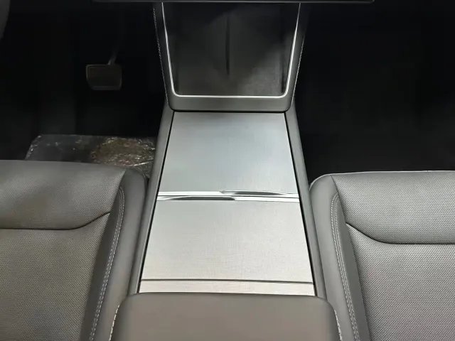 Tesla Model Y — Фото автомобиля 12