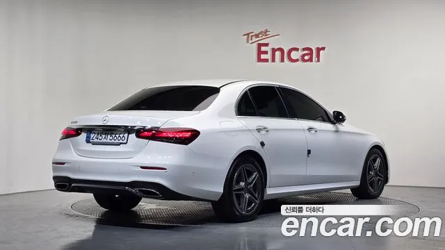 Mercedes-Benz E-Class — Фото автомобиля 2