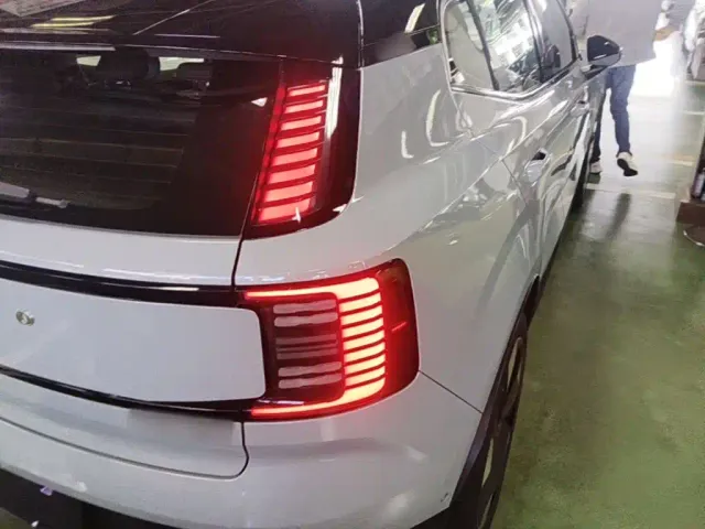 Volvo EX30 — Фото автомобиля 7