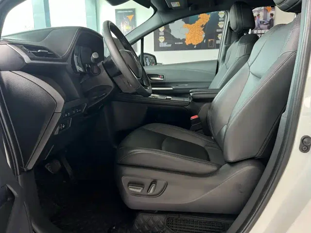 Toyota Sienna — Фото автомобиля 13