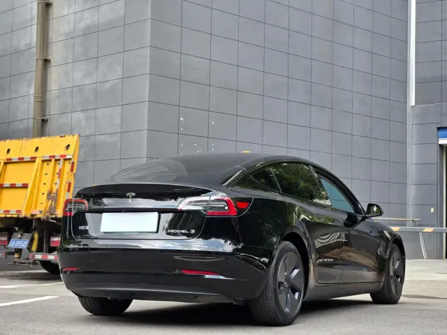 Tesla Model 3 — Фото автомобиля 6