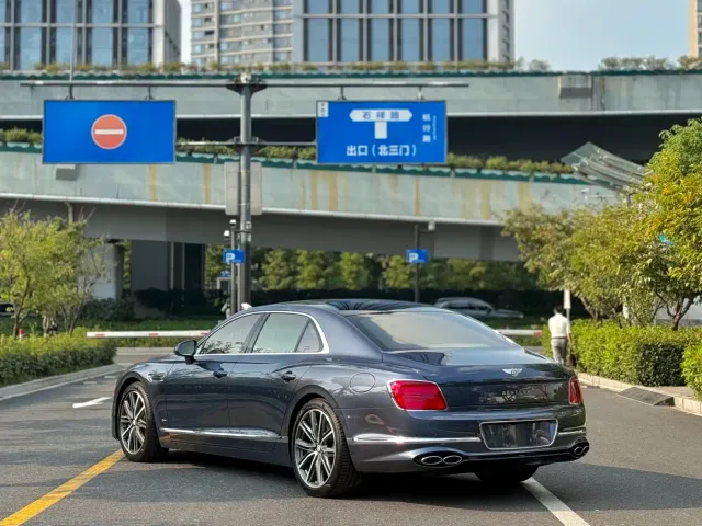Bentley Flying Spur — Фото автомобиля 9