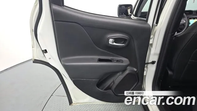 Jeep Renegade — Фото автомобиля 14
