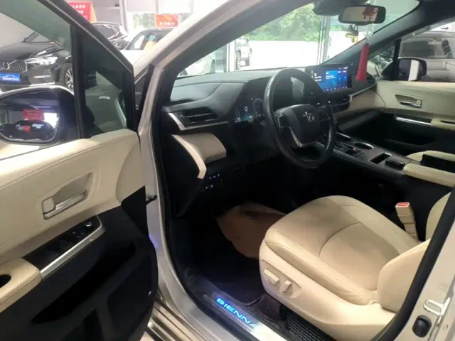 Toyota Sienna — Фото автомобиля 15