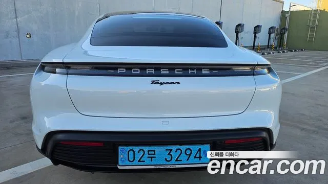 Porsche Taycan — Фото автомобиля 6