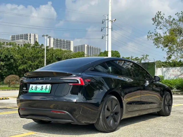 Tesla Model 3 — Фото автомобиля 9