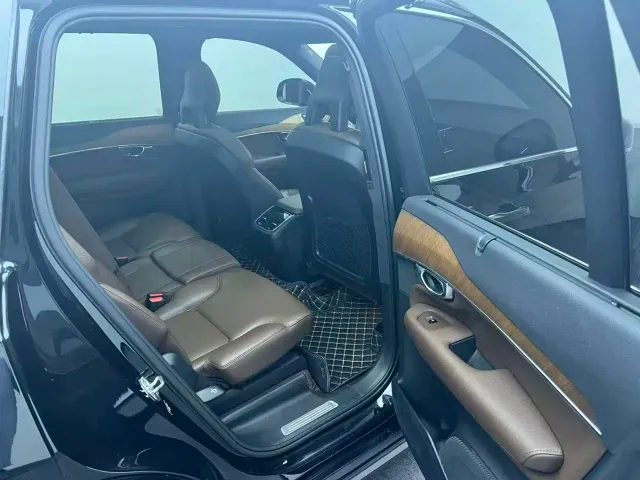 Volvo XC90 — Фото автомобиля 10