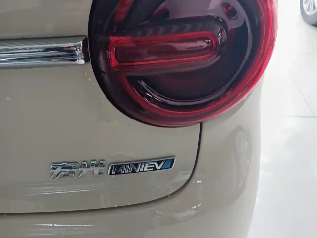 Wuling Hongguang Mini EV — Фото автомобиля 12