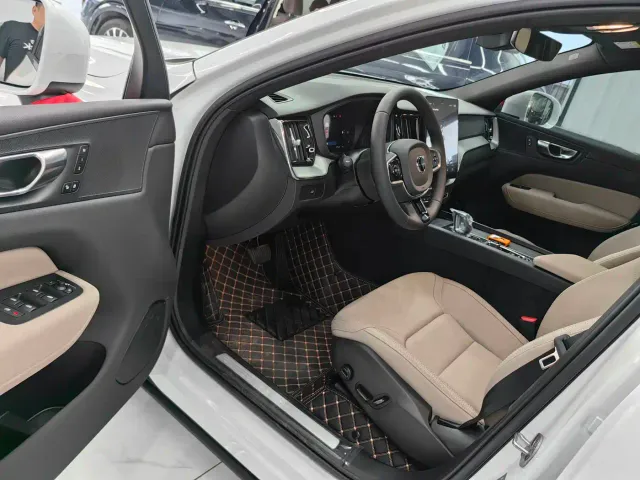 Volvo XC60 — Фото автомобиля 4