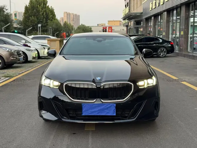 BMW 5 Series — Фото автомобиля 2