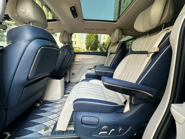 Roewe iMAX8 — Фото автомобиля 13