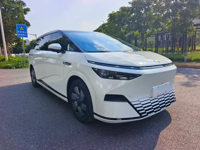 Xpeng X9 — Фото автомобиля 6