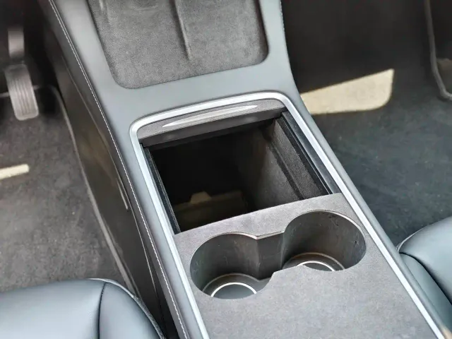 Tesla Model Y — Фото автомобиля 9