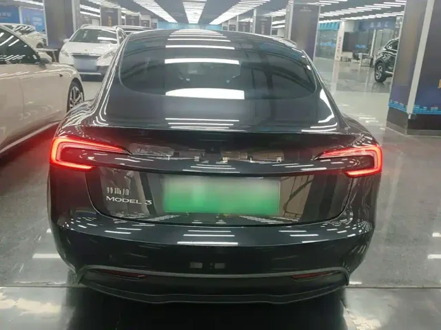 Tesla Model 3 — Фото автомобиля 5