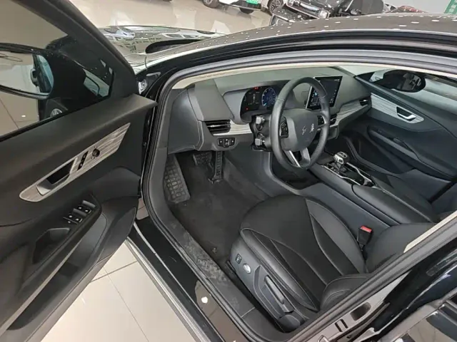 Hongqi E-QM5 — Фото автомобиля 15