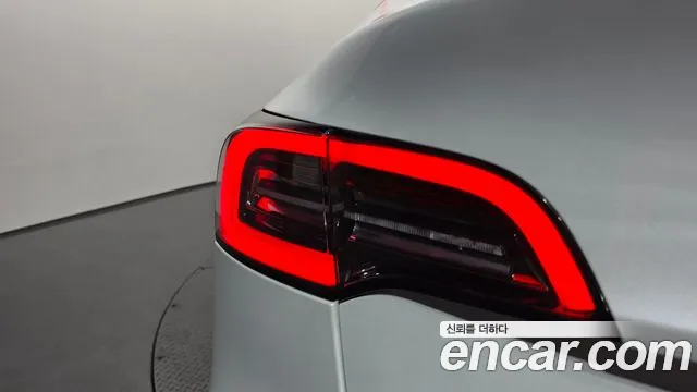 Tesla Model Y — Фото автомобиля 22