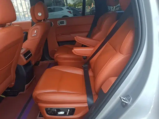 Li Auto L8 — Фото автомобиля 12