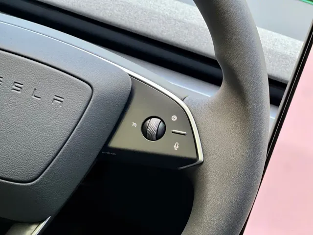 Tesla Model Y L — Фото автомобиля 14