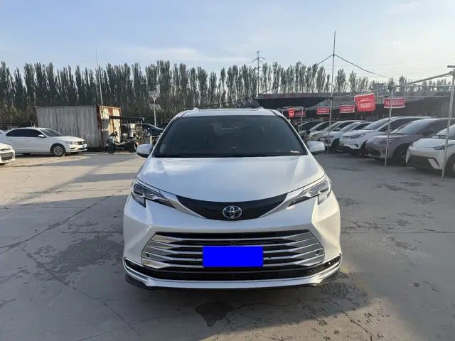 Toyota Sienna — Фото автомобиля 2