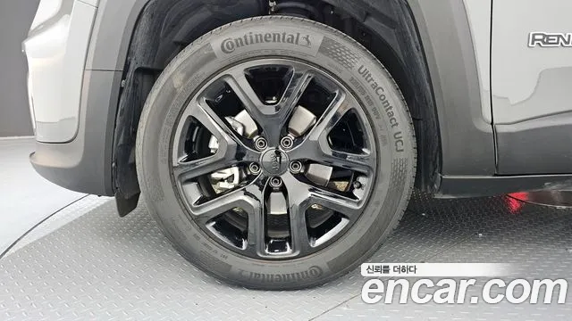 Jeep Renegade — Фото автомобиля 16