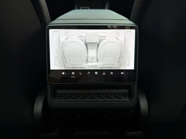 Tesla Model Y — Фото автомобиля 16