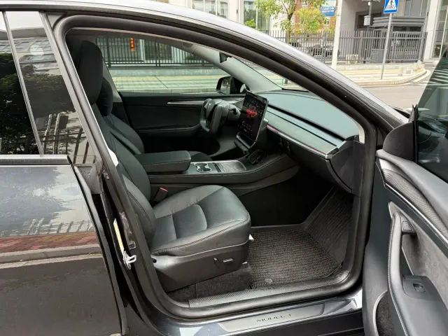 Tesla Model Y — Фото автомобиля 17