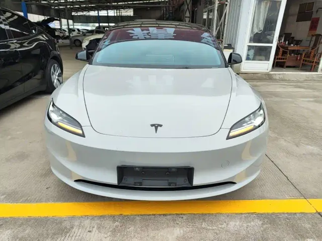 Tesla Model 3 — Фото автомобиля 2
