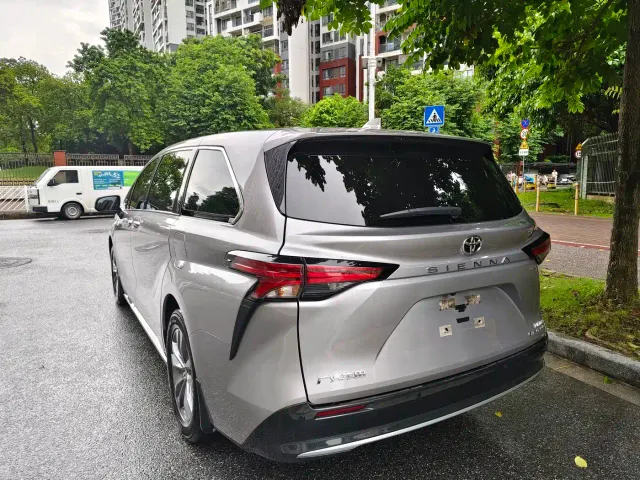 Toyota Sienna — Фото автомобиля 2