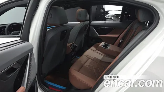 BMW 5 Series G60 — Фото автомобиля 10