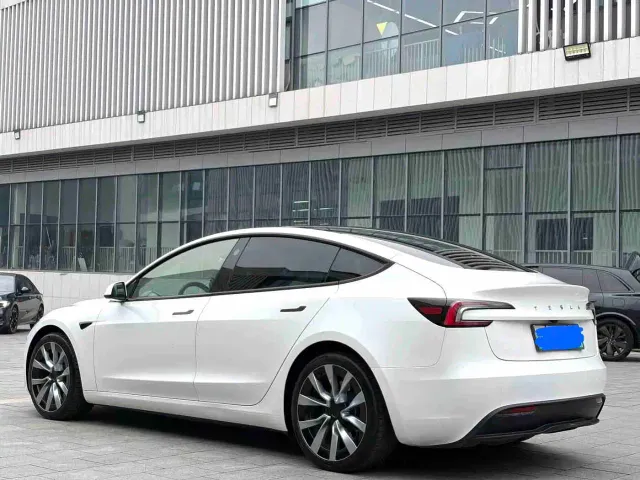 Tesla Model 3 — Фото автомобиля 9