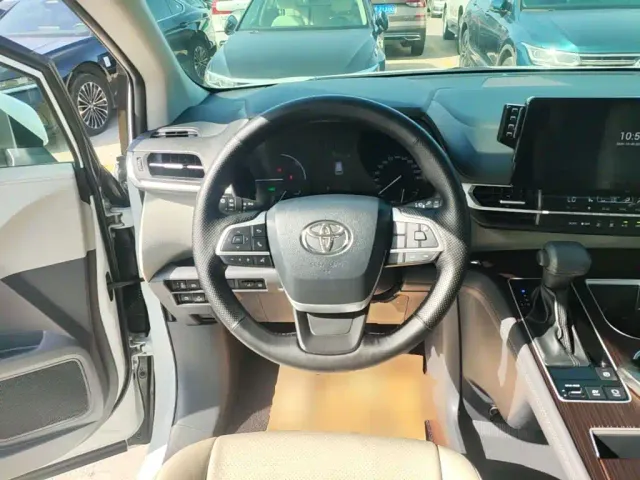 Toyota Sienna — Фото автомобиля 10