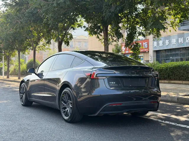 Tesla Model 3 — Фото автомобиля 13