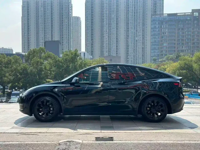 Tesla Model Y — Фото автомобиля 14