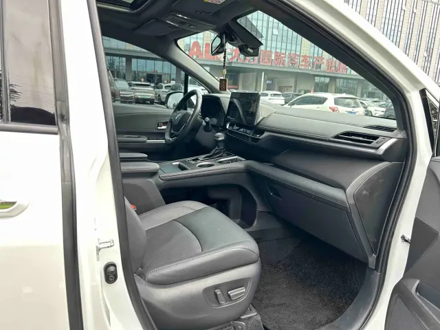 Toyota Sienna — Фото автомобиля 7