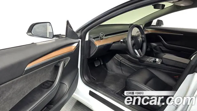 Tesla Model 3 — Фото автомобиля 10